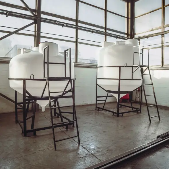 Емкость ЦКТ 5000 л с патрубком 90мм с фланцем под плотность до 1,5 г/см3 белая в обрешетке