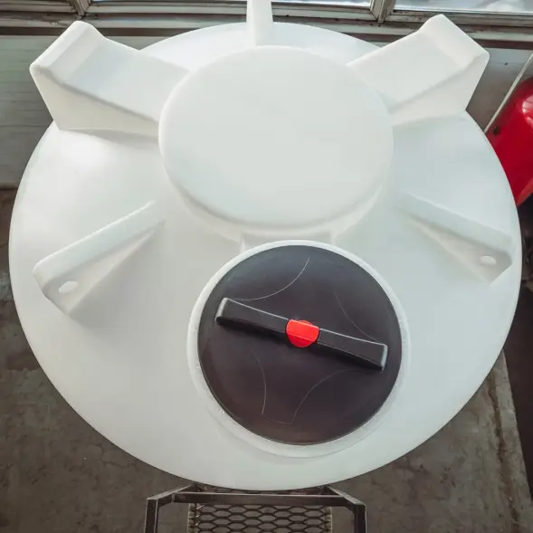 Емкость ЦКТ 5000 л с патрубком 90мм с фланцем белая в обрешетке с лестницей