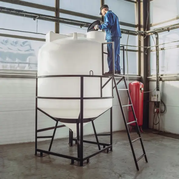 Емкость ЦКТ 5000 л с патрубком 90мм с фланцем белая в обрешетке с лестницей