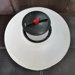 Емкость ФМ 500 л под плотность до 1,2 г/см3 белая в обрешетке