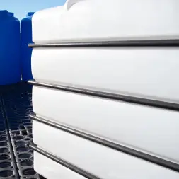 Емкость K 3000л под плотность до 1.2 г/см3 белая с откидной крышкой в обрешетке