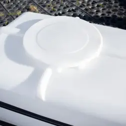 Емкость K 3000л под плотность до 1.2 г/см3 белая с откидной крышкой в обрешетке