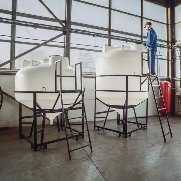 Емкость ЦКТ 5000 л с патрубком 160мм с фланцем под плотность до 1,2 г/см3 белая в обрешетке с лестницей