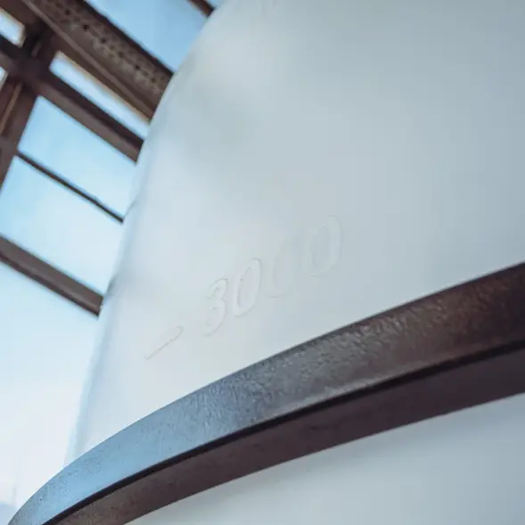 Емкость ЦКТ 5000 л с патрубком 160мм с фланцем под плотность до 1,2 г/см3 белая в обрешетке с лестницей