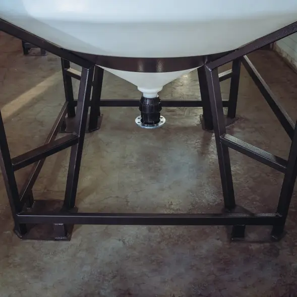 Емкость ЦКТ 5000 л с патрубком 160мм с фланцем под плотность до 1,2 г/см3 белая в обрешетке с лестницей